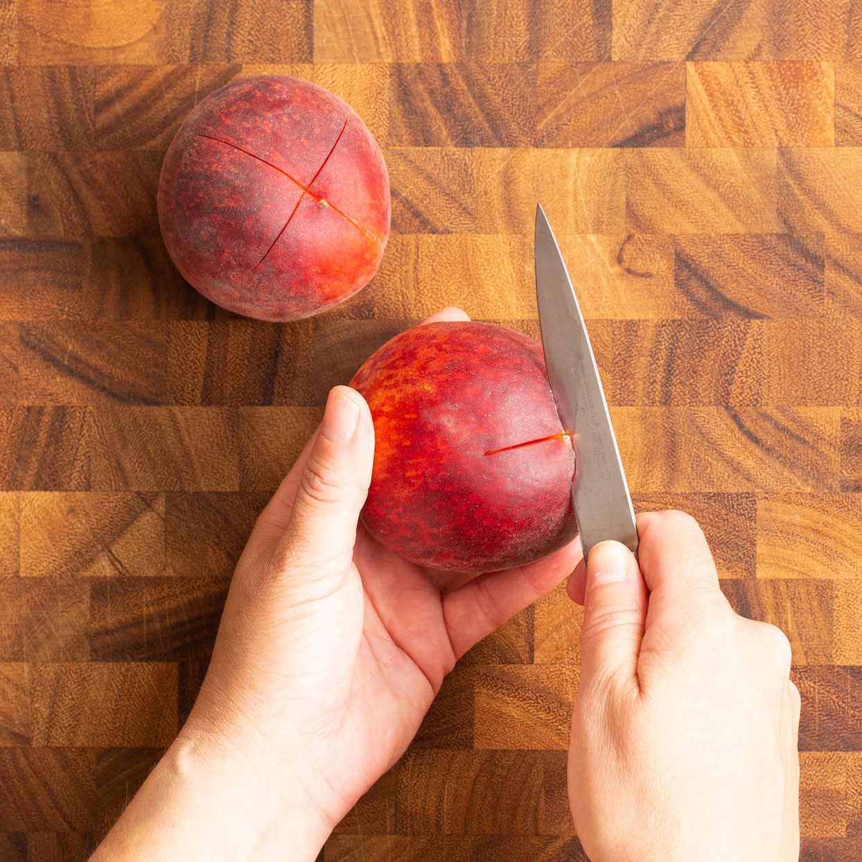 cortar un durazno con un cuchillo