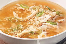 Sopa de pollo al estilo coreano