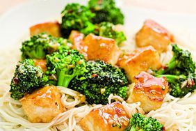 Revuelva el tofu y el brócoli