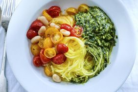 Espaguetis de calabaza con tomates asados ​​y aceite de almendras