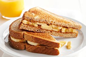 Sándwich de desayuno de mantequilla de maní y plátano
