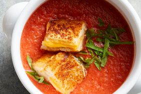 Sopa de tomate crutón de queso horneado