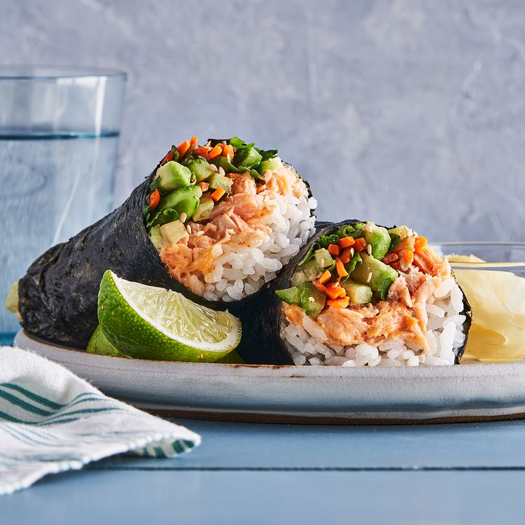 rollos de sushi de salmón picante