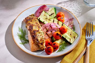 Foto de receta de Anchovy Grill de mostaza de salmón y verduras para bebés