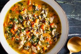 Foto de receta con sopa de verduras de pollo y raíz, salvaje y arroz