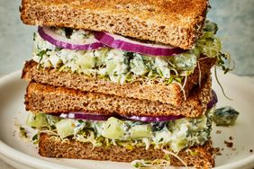 Foto de receta de sándwich de ensalada de pepino