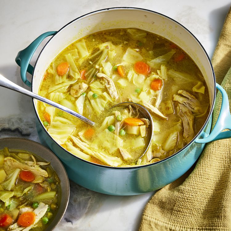 Coloque las recetas de sopa de pollo y repollo en una sartén y coloque en un tazón < pan> Total Fat 14g