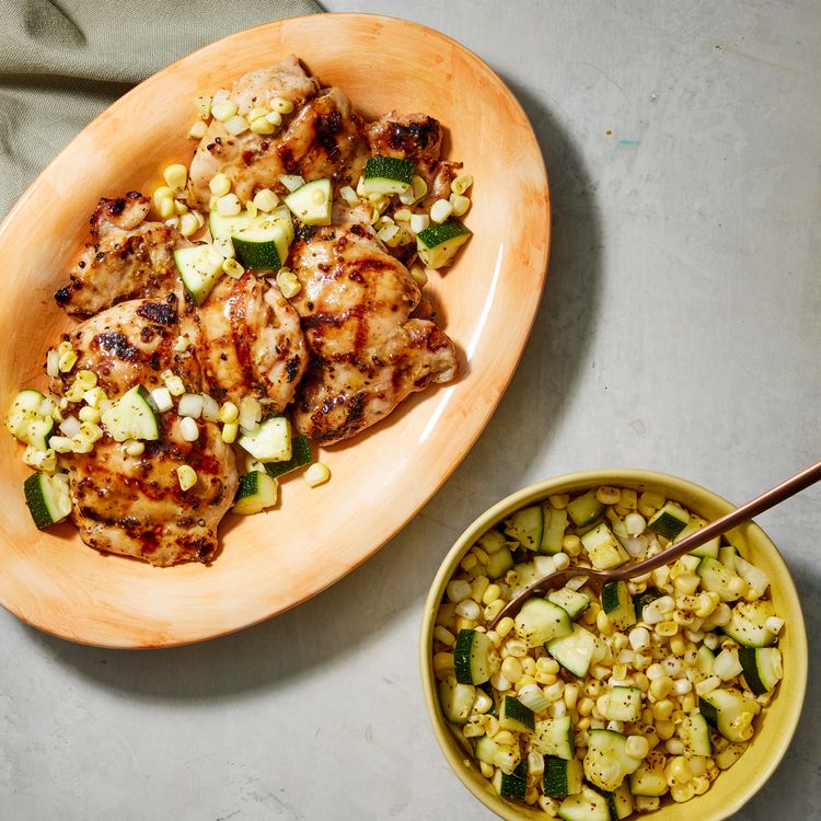 Foto de receta de pollo a la parrilla con miel y mostaza, calabacín y harina de maíz (desarrollador para FRI)