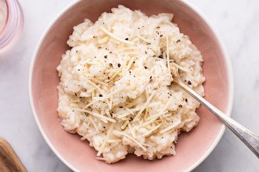 Fotos básicas de recetas de risotto servidas en un tazón