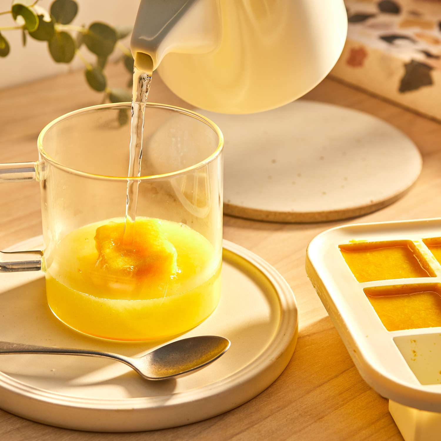 Foto de receta de shot de jengibre, limón y jengibre congelado. Explota el helado, ponlo en una taza y vierte agua caliente por encima.