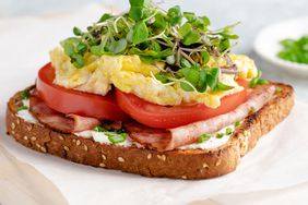 Foto de la receta de sándwich de desayuno con jamón, huevos y brotes de soja