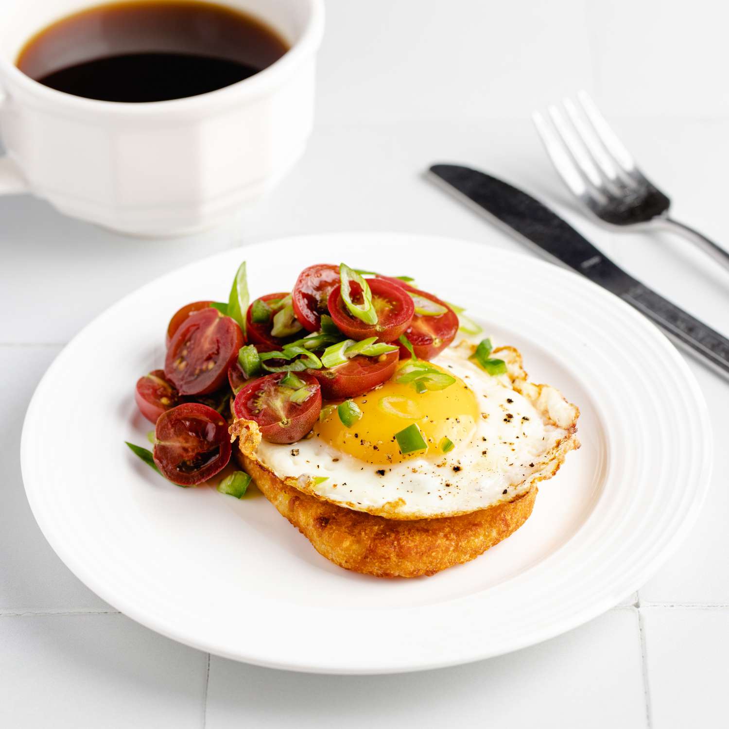 Foto de receta de tostada de pastrami marrón para desayuno con huevos y salsa