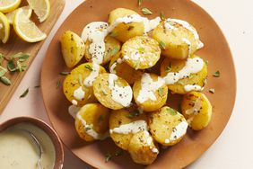 Patatas derretidas con aderezo cremoso de limón