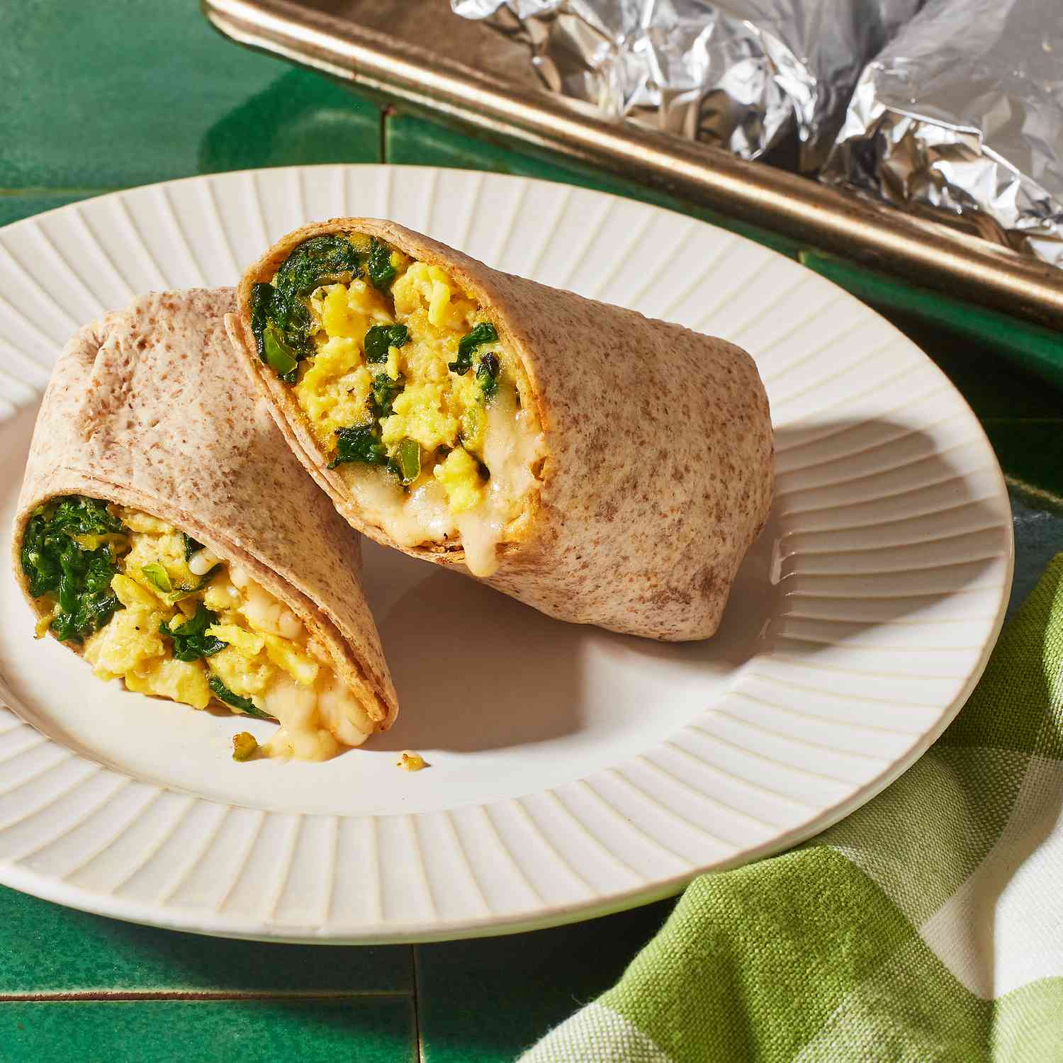 Burrito de desayuno congelado con huevos, queso y espinacas.