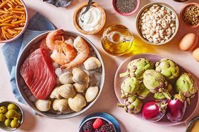 Alimentos dietéticos mediterráneos que contienen filete, camarones, bayas, alcachofas, yogurt, semillas, pastas, nueces, huevos, aceite de oliva