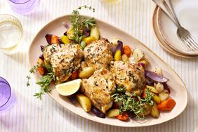 Foto de receta de pollo asado y verduras