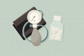 Ilustración del medidor de presión arterial y la botella de suplemento