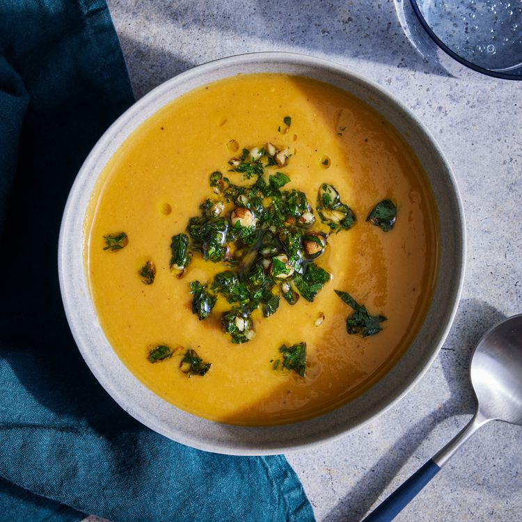 Foto de la receta de sopa de batata con gremolata de naranja y nueces