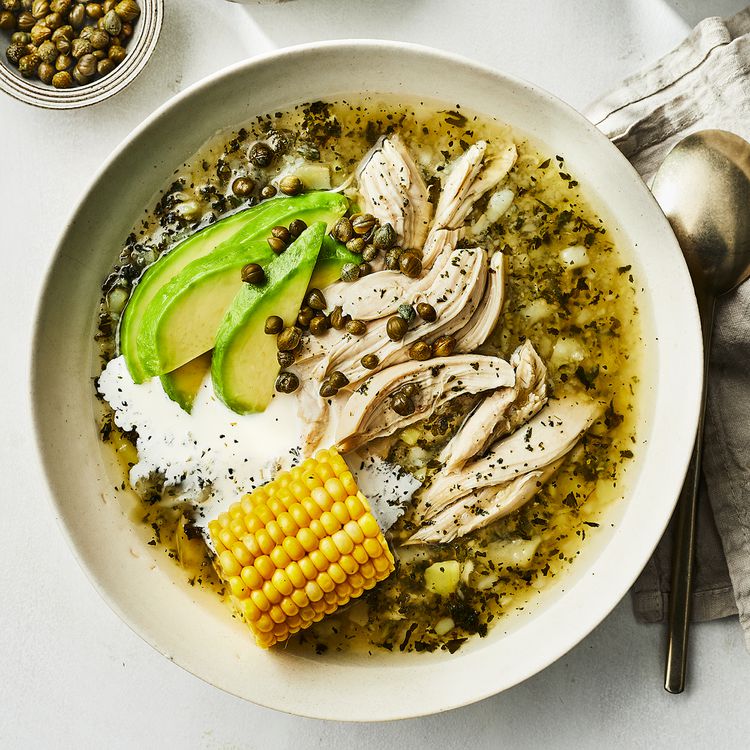 Ahiko bogotano (sopa de papa de maíz, pollo y capper)