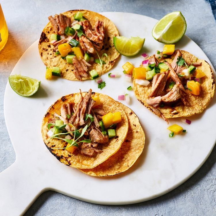Los tacos de cerdo de especias al estilo chile, pepino y salsa de mango