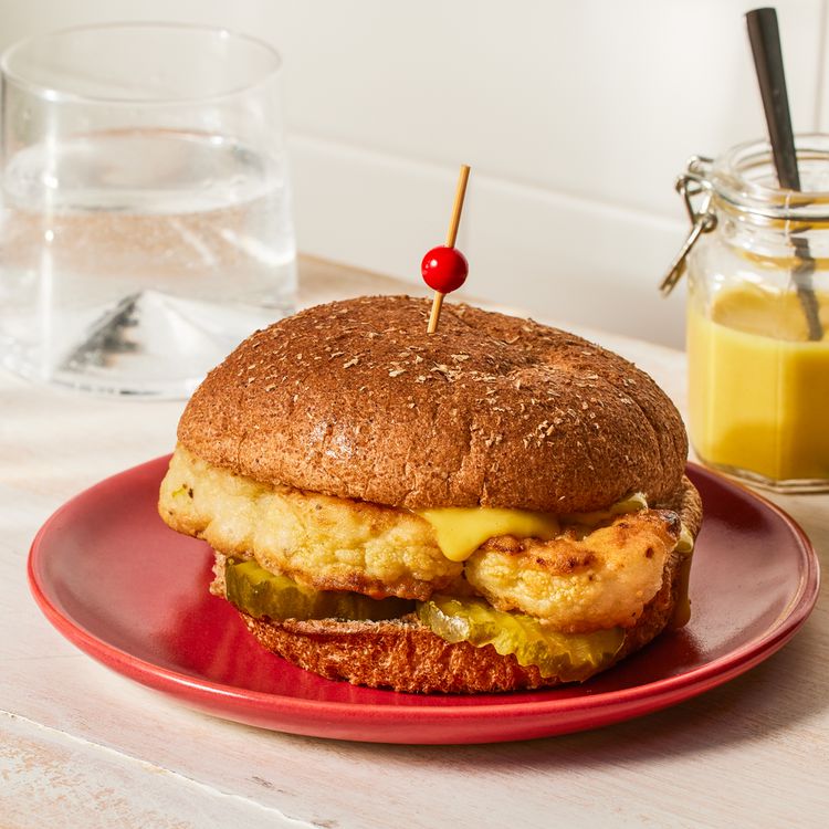 Foto de la receta de la receta de sándwich de coliflor de pollo en un plato