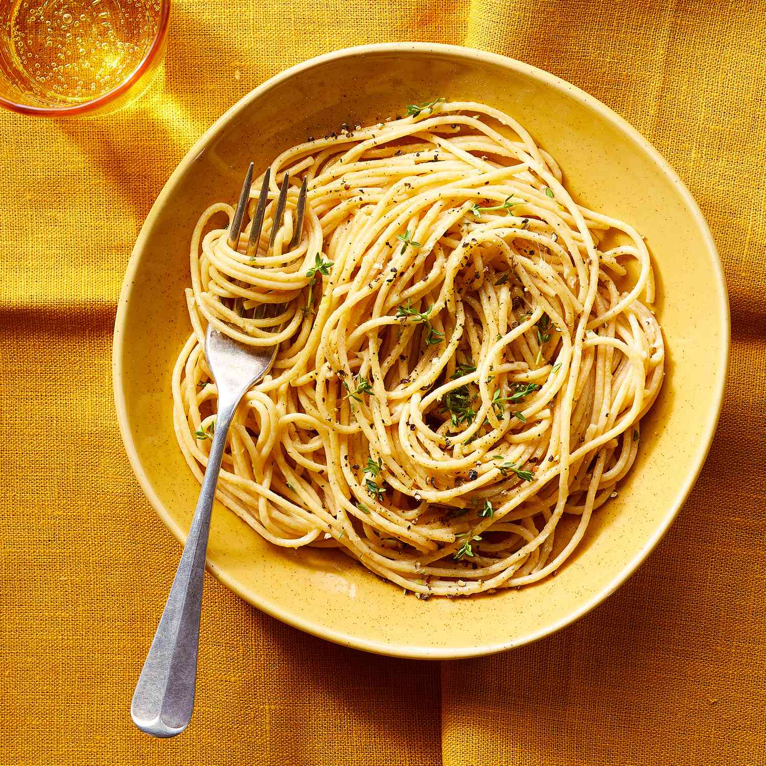 Queso parmesano y tiempo de sabor a limón espagueti