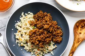 Curry de lentejas servido con arroz de coliflor