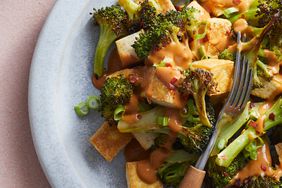 Tofu asado y brócoli con salsa de maní