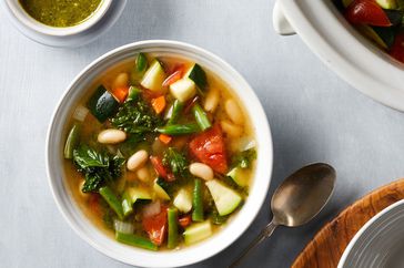 sopa de verduras en olla de cocción lenta que se come con una cuchara