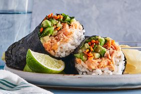sushi de salmón picante