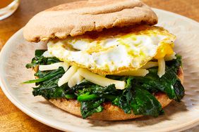 Sándwich de desayuno con huevo, espinacas y queso cheddar foto de la receta