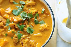 sopa de coliflor asada y patatas al curry
