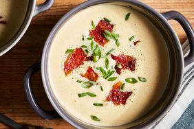 Foto de la receta de sopa de queso y cerveza en un tazón y una cuchara al lado
