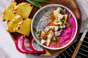Foto de la receta de un tazón de batido de fruta del dragón y piña con mucha fibra dietética