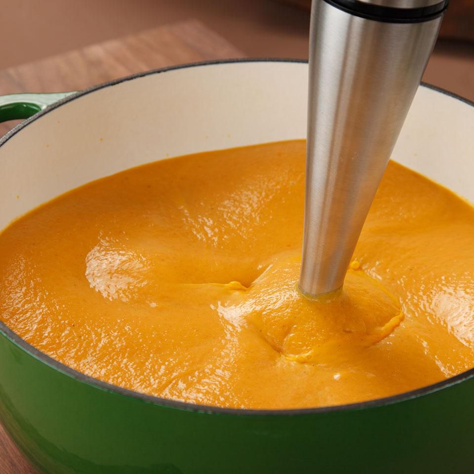 Sopa de zanahoria de olla de cerámica