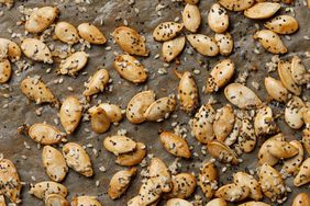 Revuelva las especias de semillas de calabaza