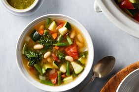 Sopa de verduras cuidadosamente guisada con una cuchara