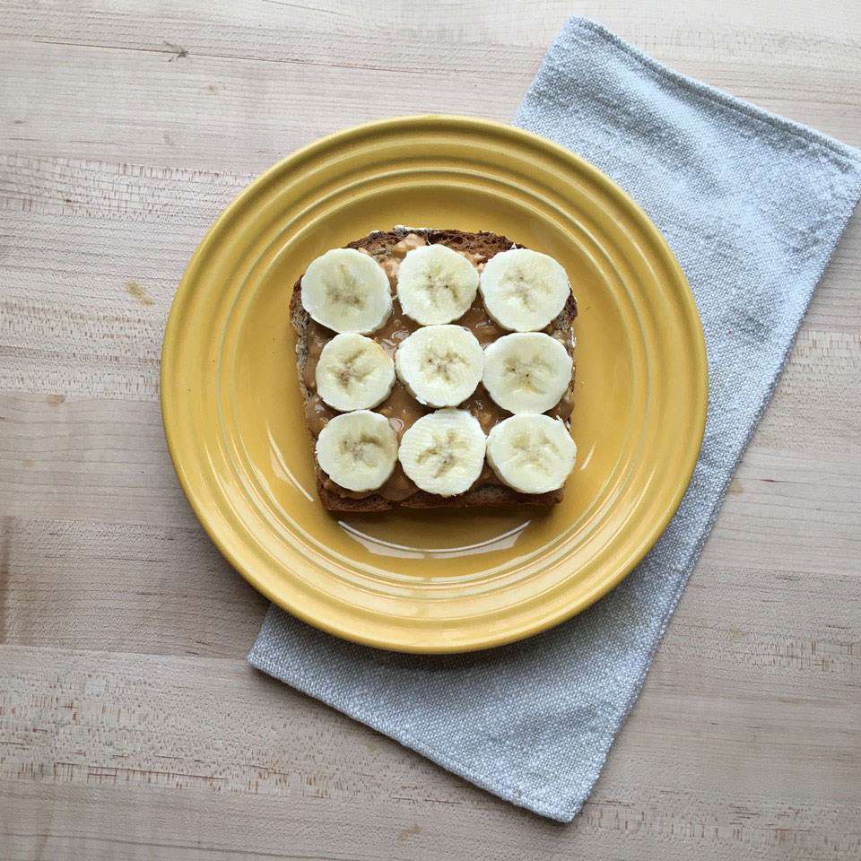 tostadas de mantequilla de maní y plátano