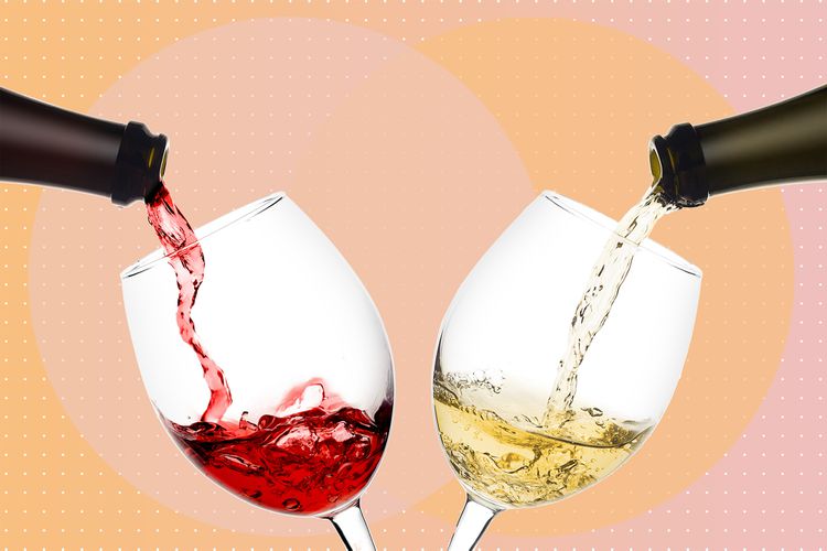 El vino se vierte en dos copas.