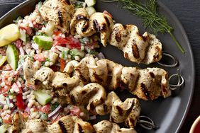 Brochetas de kebab de pollo con cuscús mediterráneo