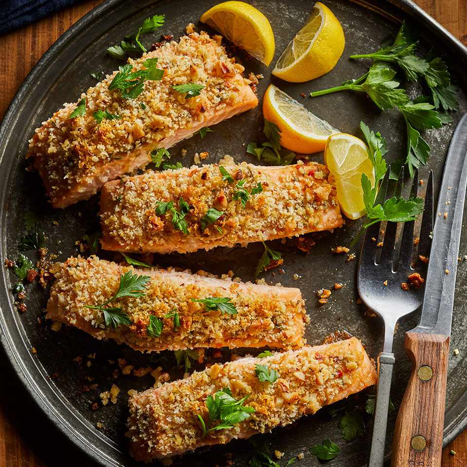 5634013. JPG & amp; lt; pan& amp; gt; El salmón y las nueces son fuentes ricas en ácidos grasos omega-3. Sirva esta receta fácil de salmón con una ensalada sencilla y papas asadas o quinua.