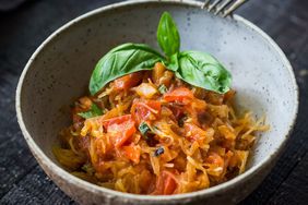 Spaghetti de salsa de albahaca de calabaza
