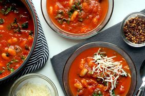 Frijoles y sopa de tomate vegetal