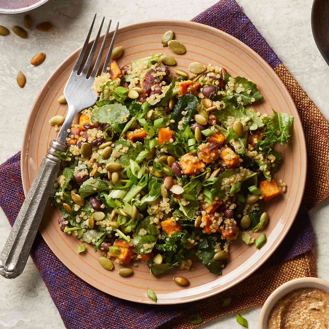 Ensalada de kale y quinoa con aguacate