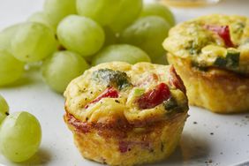 Muffin de queso y vegetales de leons, uvas