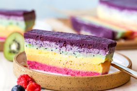 pastel de helado de arcoiris