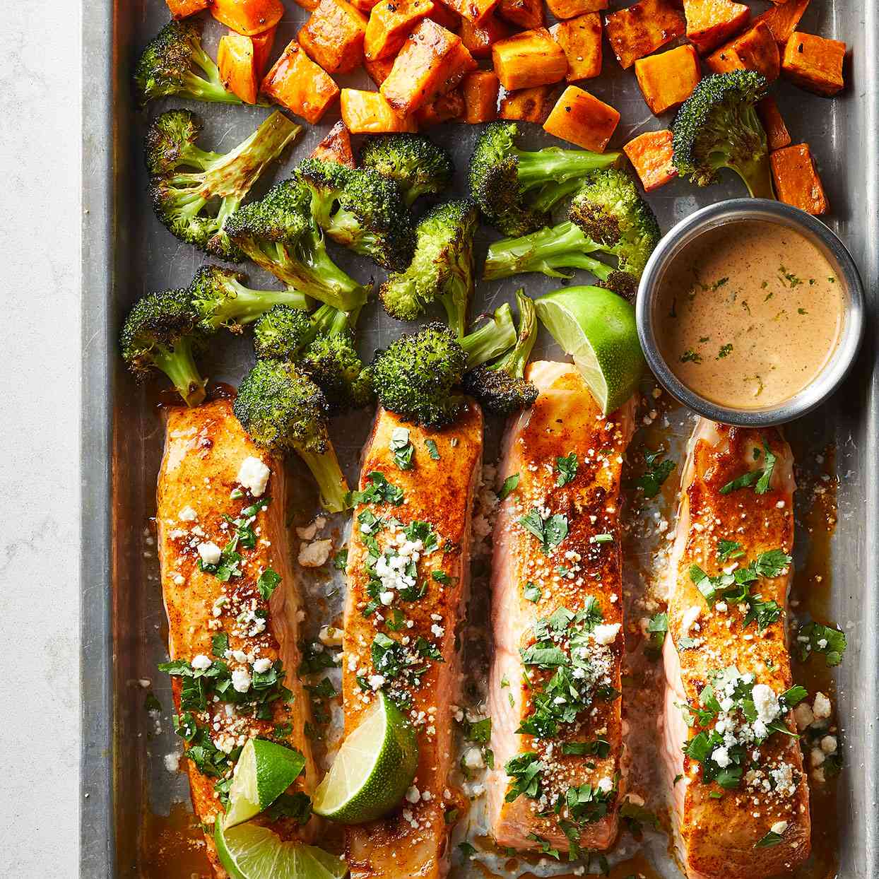 Hoja de salmón, batata y brócoli