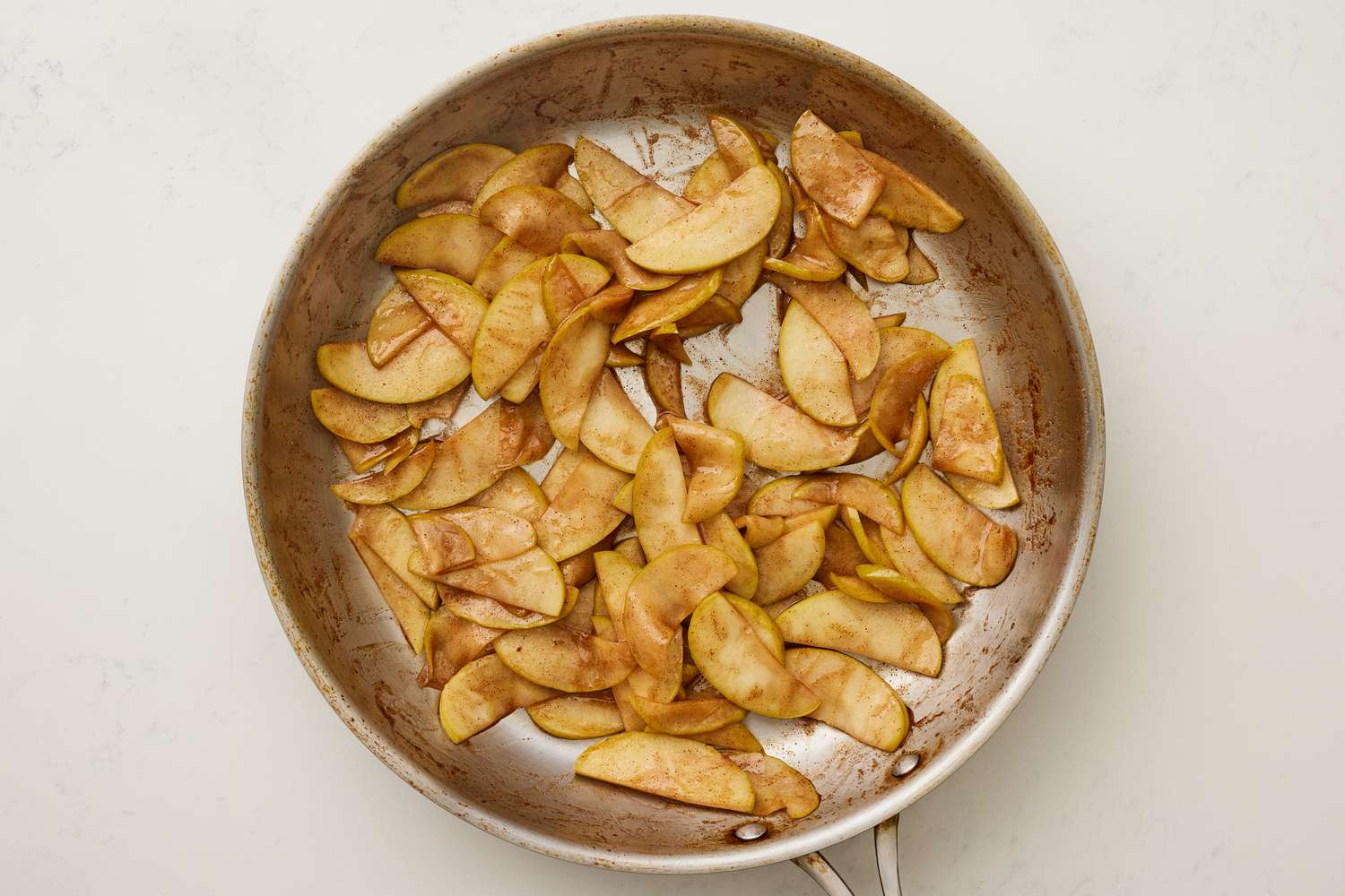 Cómo hacer círculos de manzana con mantequilla marrón.
