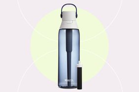 La botella de agua de Brita y el filtro en el fondo diseñado