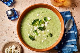 Foto exagerada de sopa de queso feta de brócoli